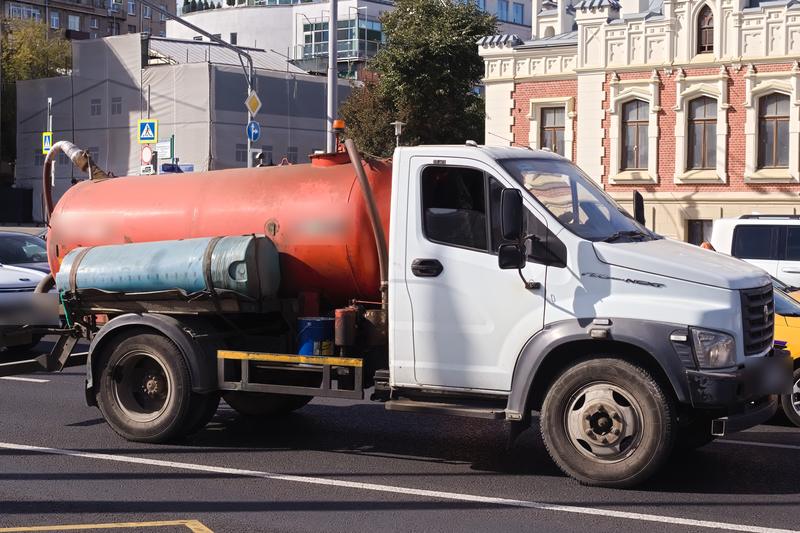 Camião cisterna de vácuo para esvaziar fossas, estacionado na rua