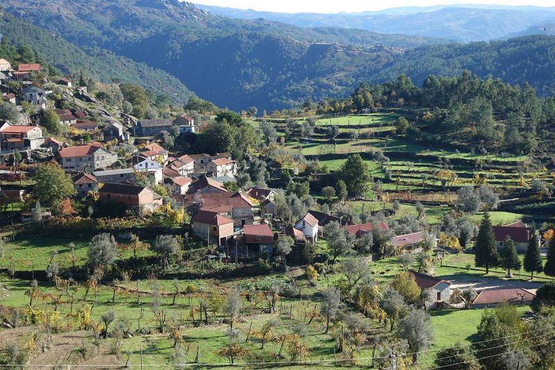 Aldeia da Ermida, em Terras de Bouro, com socalcos e casas de granito