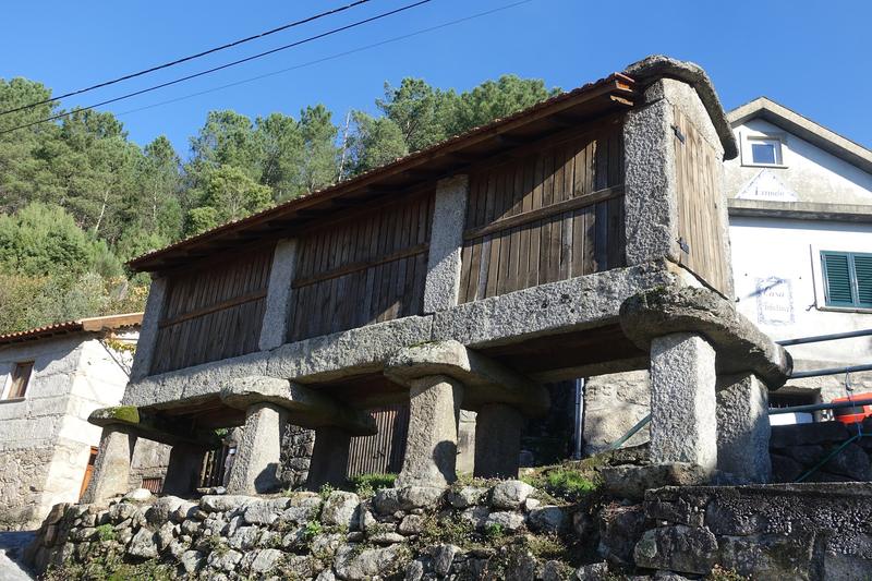 Espigueiro de granito na Ermida, Terras de Bouro