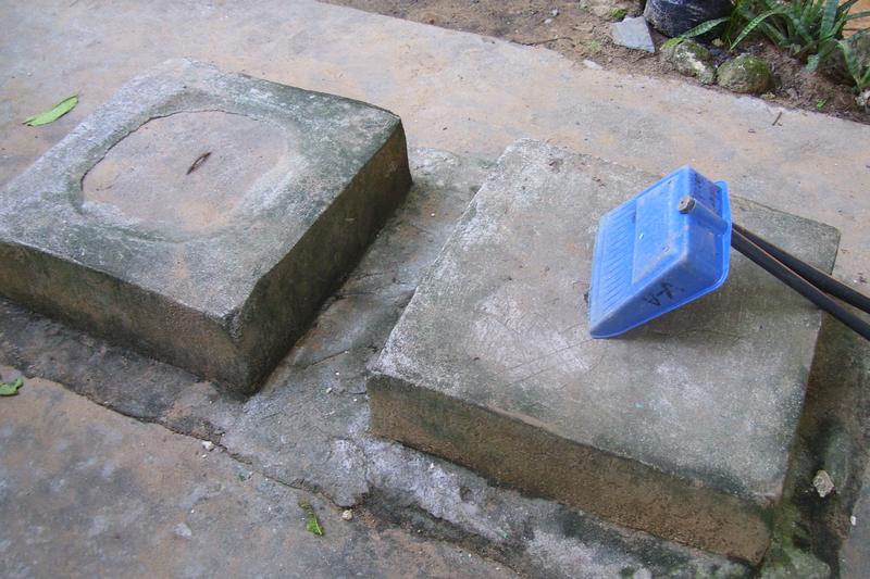 Tampas de betão de uma fossa séptica ao nível do terreno